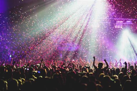 vue panoramique d'une fosse de concert avec la foule en mouvement