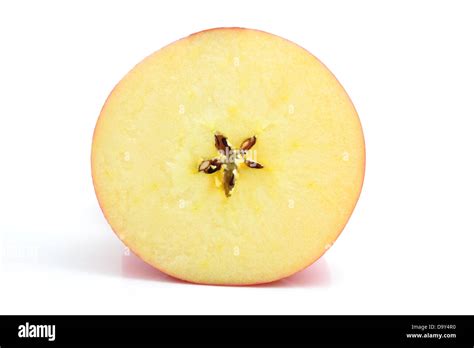 Coupe transversale d'une pomme Akane montrant la chair blanche