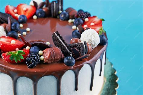 Gâteau décoré avec des feuilles en sucre et des fleurs en ruban