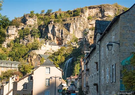 La cascade de Salles-la-Source avec les habitations troglodytes