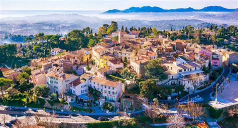 Vue panoramique sur le village médiéval de Mougins avec ses maisons en pierre et ses ruelles fleuries