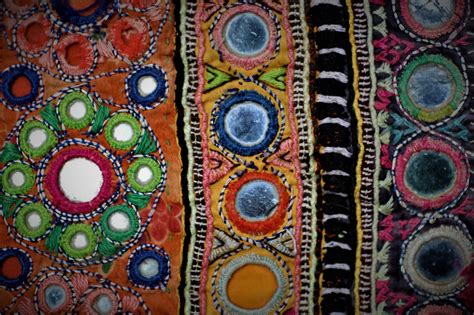 détail de broderie miroir Shisha sur textile coloré