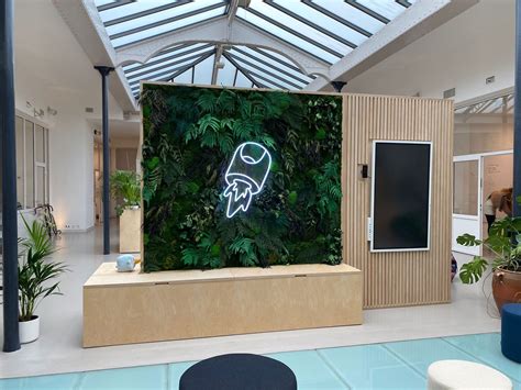comparaison visuelle entre un coin végétal naturel et un espace avec des plantes artificielles
