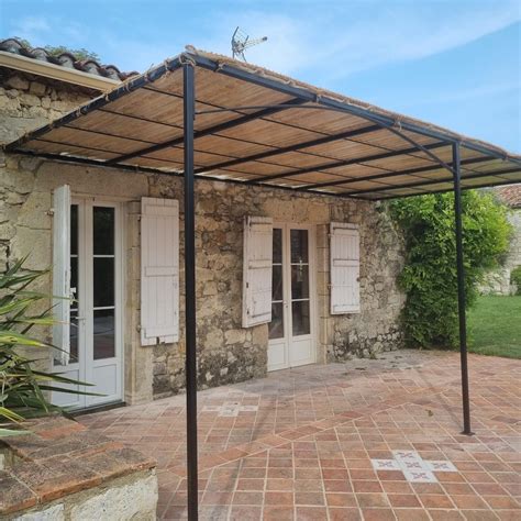 Détail de la structure supérieure d'une pergola en fer