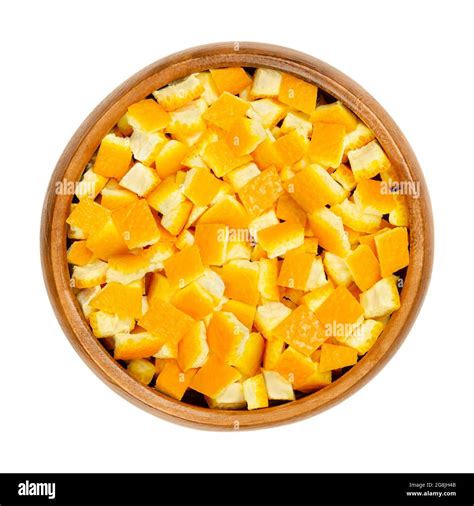 Gros plan sur une peau d'orange coupée en morceaux