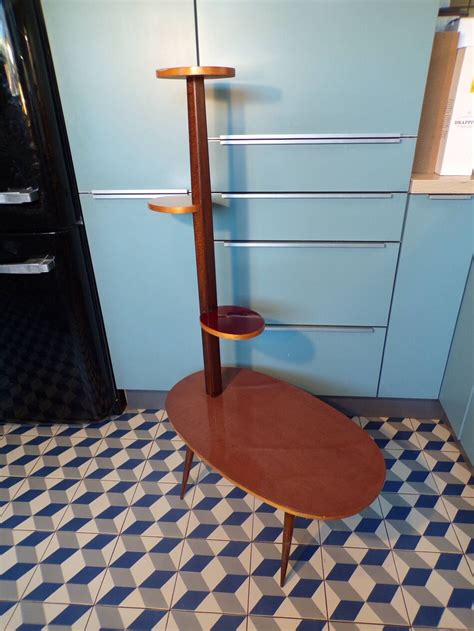 Porte-plante vintage en Formica avec pieds compas ou Eiffel dans un salon rétro