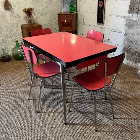 Vue d'ensemble d'un intérieur décoré avec plusieurs objets en Formica de différentes époques