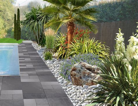 Exemple d'aménagement paysager avec des galets et un Cycas en point focal