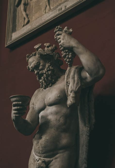 Représentation antique de Dionysos avec une couronne de lierre