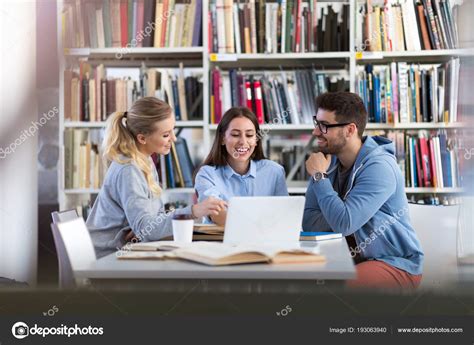 Étudiants travaillant en groupe dans une bibliothèque universitaire moderne
