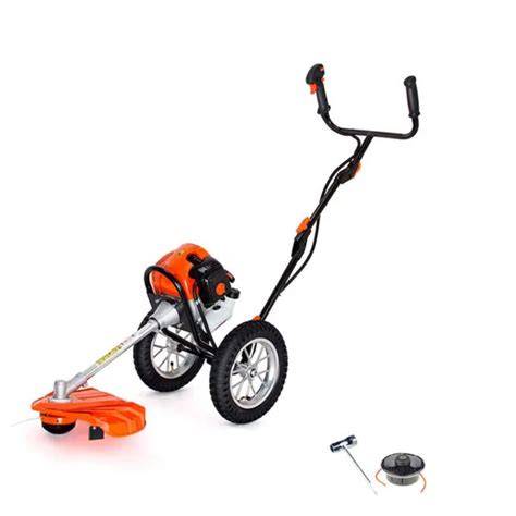 Vue d'ensemble d'une débroussailleuse thermique sur roues en plein travail dans un jardin
