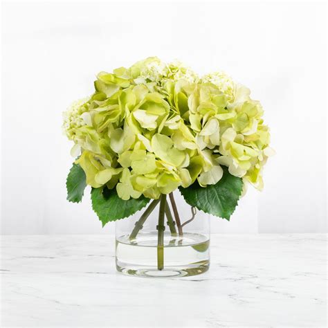 Composition d'hortensias séchés dans un vase rustique