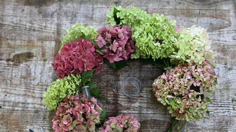 Couronne d'hortensias en papier avec différentes teintes