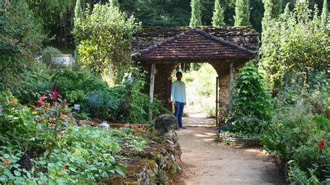 Photo ancienne des débuts des Jardins de Cadiot, montrant Anne-Marie et Bernard en train de travailler