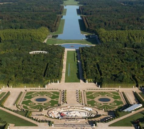 Photo aérienne des Jardins de l'Albarède, mettant en évidence les buis sculptés et les terrasses