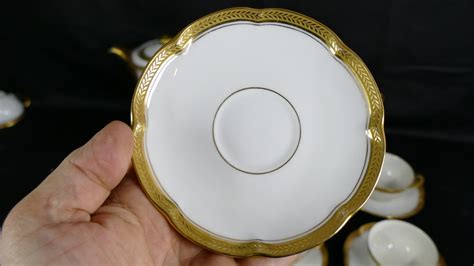 Détail d'une bordure dorée Haviland