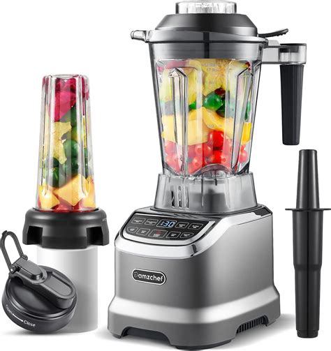 Un blender professionnel avec des fruits et légumes frais disposés autour