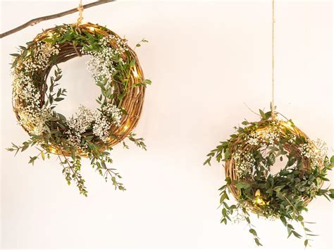 Couronne végétale artisanale suspendue sur une porte en bois