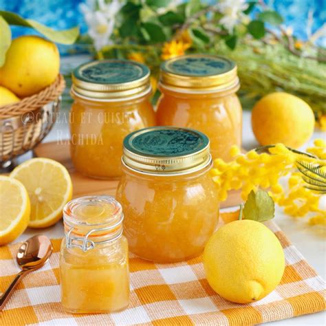 Assortiment de produits à base de citrons (confiture, jus, etc.)