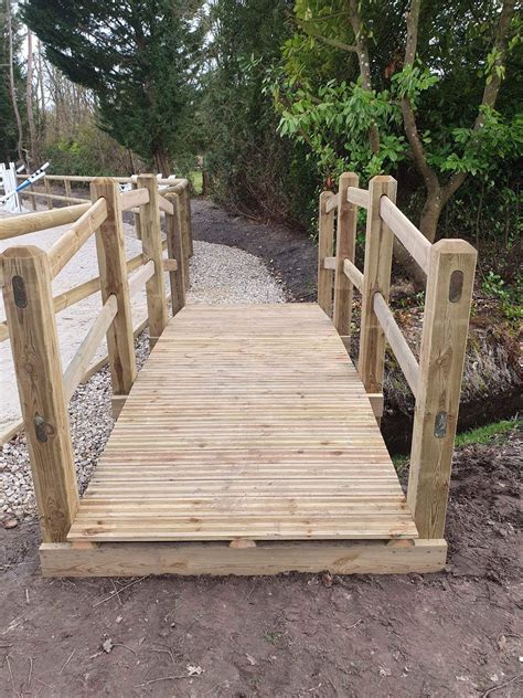 Pont en bois recouvert de lierre