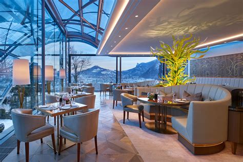 Icônes d'hôtels et restaurants sur une carte