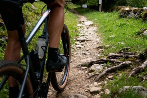 Vue d'un cycliste en forêt lors de l'ascension