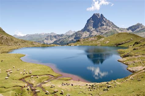 Paysage de montagne des Pyrénées avec des lacs