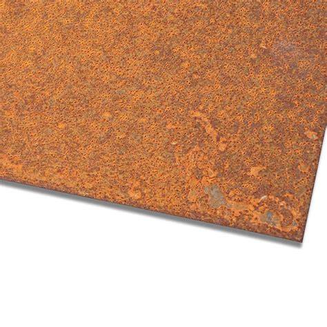 une plaque d'acier corten montrant la transition progressive entre le métal brut gris et la patine rouille orangée