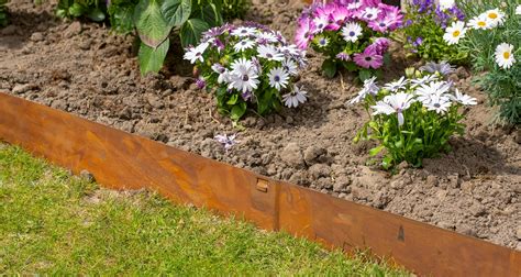 un jardin moderne intégrant des bordures en acier corten et des bacs à plantes