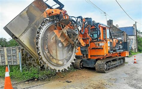Trancheuse en action creusant une tranchée