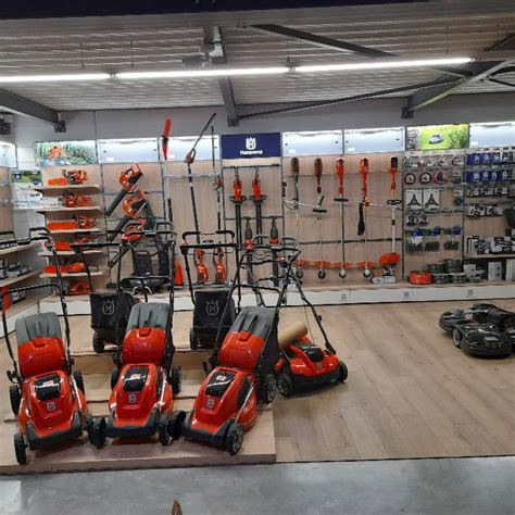 Vue panoramique d'un centre technique de motoculture et matériel agricole