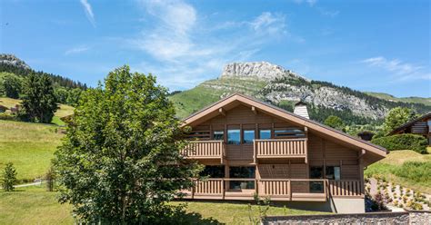 Vue panoramique du massif des Aravis avec le chalet typique en premier plan