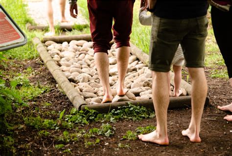 Un sentier pieds nus au milieu d'un jardin luxuriant