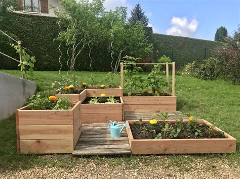Exemple de potager en carré avec des bastaings