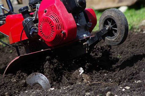 Motobineuse Mountfield en action dans un jardin