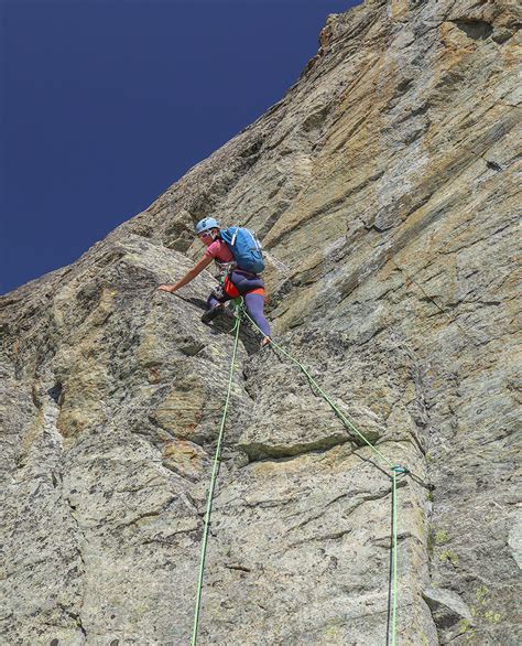 Cécile dans la longueur clé (5c) de l’arête des Gendarmes au Pelvas.