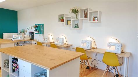 Vue d'ensemble d'un atelier de tri dans une structure Emmaüs