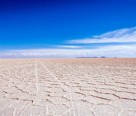 Le Salar d'Uyuni, un désert de sel immaculé s'étendant à perte de vue