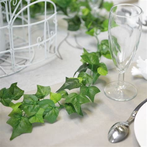Guirlande de lierre sur une table
