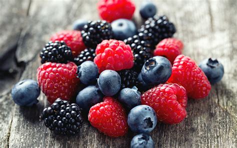 Assortiment de petits fruits rouges frais