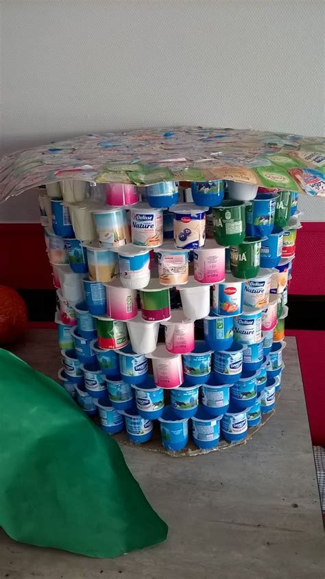 une sélection de pots de yaourts vides prêts pour le bricolage créatif