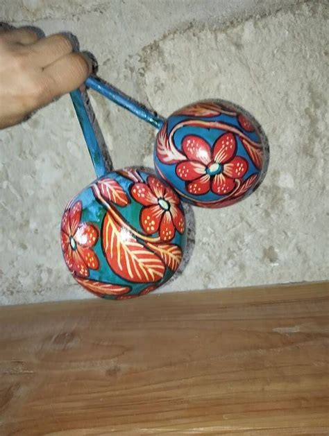 différents types de maracas artisanales réalisées avec des emballages de yaourt