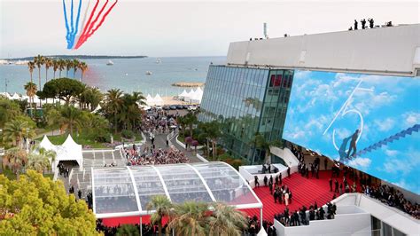 une vue panoramique du Palais des Festivals à Cannes lors d'une soirée de première