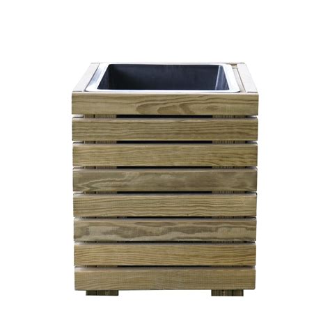 Jardinière bois carrée 40x40 sur une terrasse fleurie