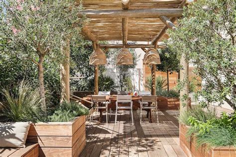 Exemple d'aménagement paysager avec plusieurs jardinières en bois Bopha
