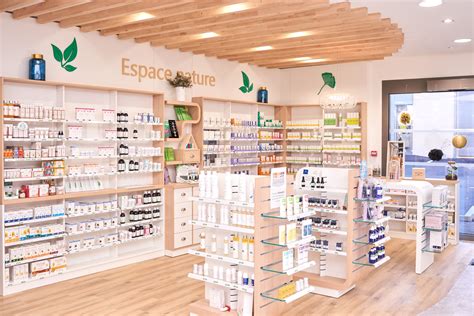 Photo d'une étagère de parapharmacie avec des produits de gemmothérapie