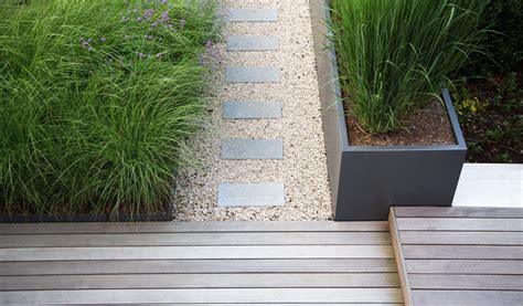 Chemin de pas japonais entouré de galets et de plantes grasses