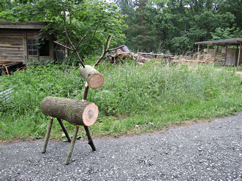 Renne décoratif fabriqué à partir de rondins de bois