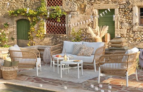 Terrasse extérieure avec salon de jardin et barbecue