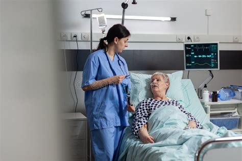 Illustration d'une infirmière à domicile discutant avec un patient âgé